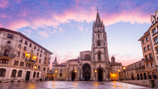 Iglesia de San Salvador en Oviedo, lugar de origen del Camino Primitivo.